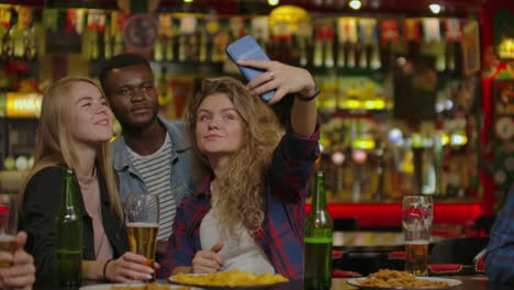 Glückliche-Freunde-Machen-Selfie-Im-Restaurant-Oder-In-Der-Bar